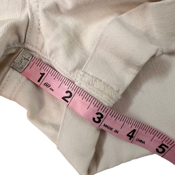 7 for all mankind ~ ivory denim shorts ~ size 31 ~ slight imperfection on right - Picture 13 of 13